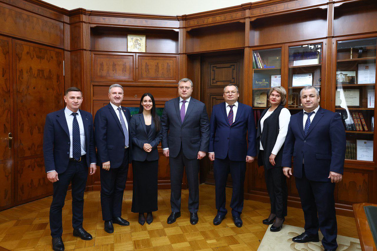 Астраханский губернатор провел встречу с руководителями фракций облдумы