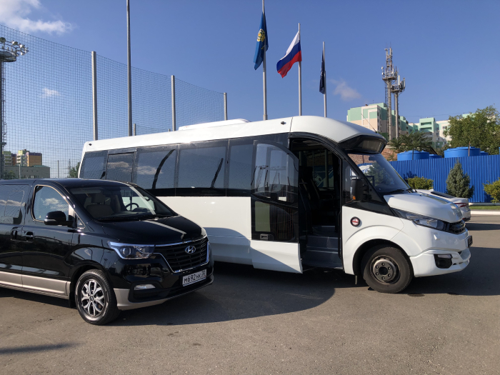 "Газпром переработка" подарила детской Академии футбола два автобуса