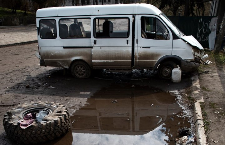 Астраханцы массово отсуживают у мэрии деньги за разбитые в дорожных ямах машины