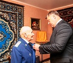 Астраханский губернатор вручил награду ветерану органов прокуратуры