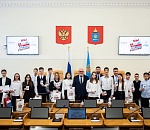 В Астраханской облдуме вручили паспорта 17 школьникам-победителям акции "Мы - граждане России"