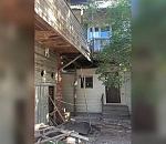 В центре Астрахани, где вместе с женщиной рухнула веранда дома, действует режим ЧС