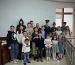 ﻿Главный пристав Астраханской области провёл в УФССП экскурсию для школьников 