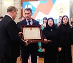 Астраханский губернатор вручил  Фаилю Бердиеву награду погибшего сына - Золотую Звезду Героя 