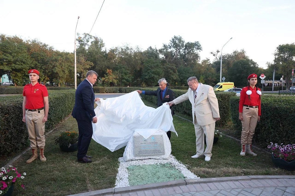 В Астрахани торжественно заложили первый камень стелы  «Город трудовой доблести» 
