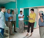 Депутаты держат на контроле открытие амбулатории в астраханском селе, которое затянулось из-за подрядчика