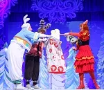 Леонид Огуль провел для астраханских детей благотворительную новогоднюю елку в ТЮЗе