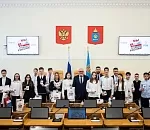 В Астраханской облдуме вручили паспорта 17 школьникам-победителям акции "Мы - граждане России"
