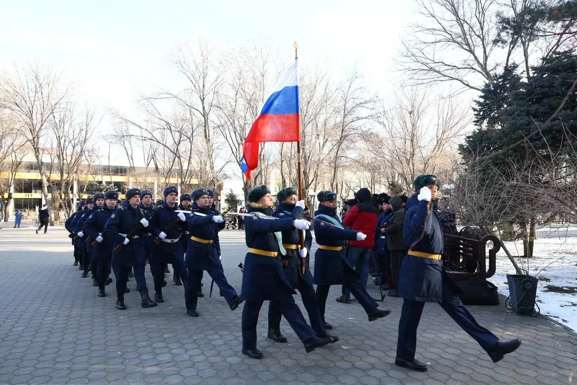 Астраханцев приглашают на церемонию смены караула в Братский сад