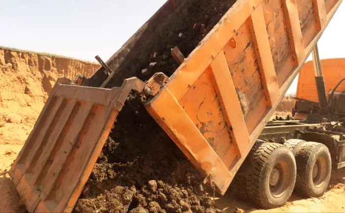 Под Астраханью задержали грузовик, сбрасывавший на землю нефтесодержащие отходы