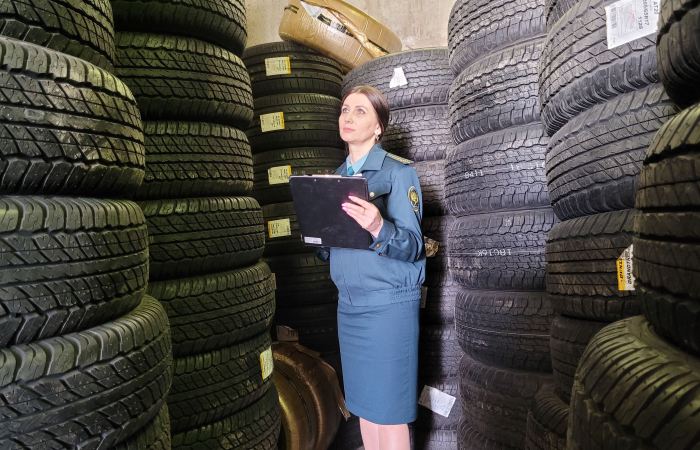 Астраханские таможенники не пустили в Россию 9-тонный груз немаркированных шин из Киргизии