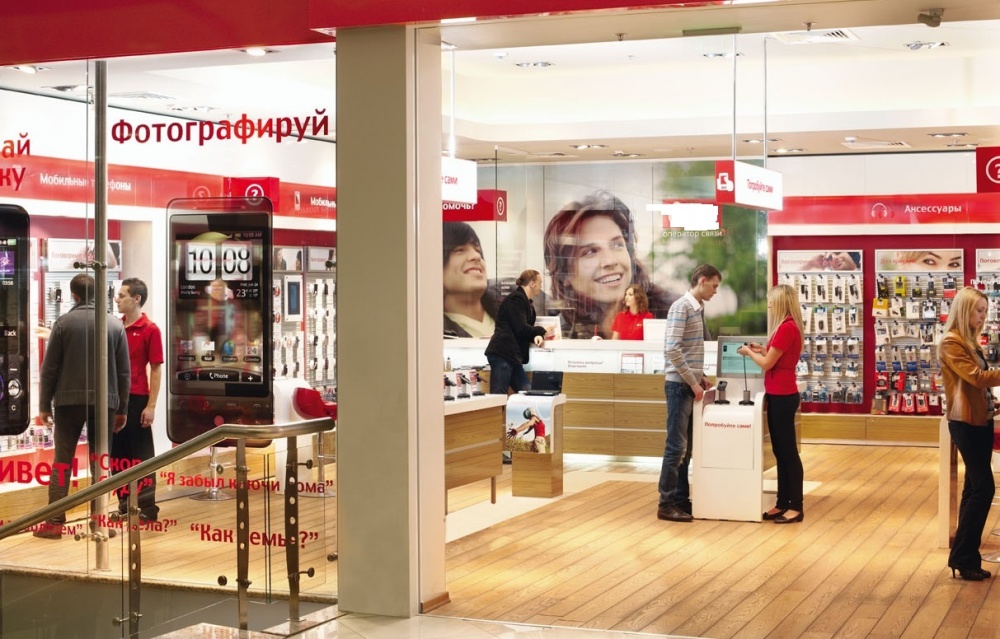 Астраханку обманули в официальном салоне связи