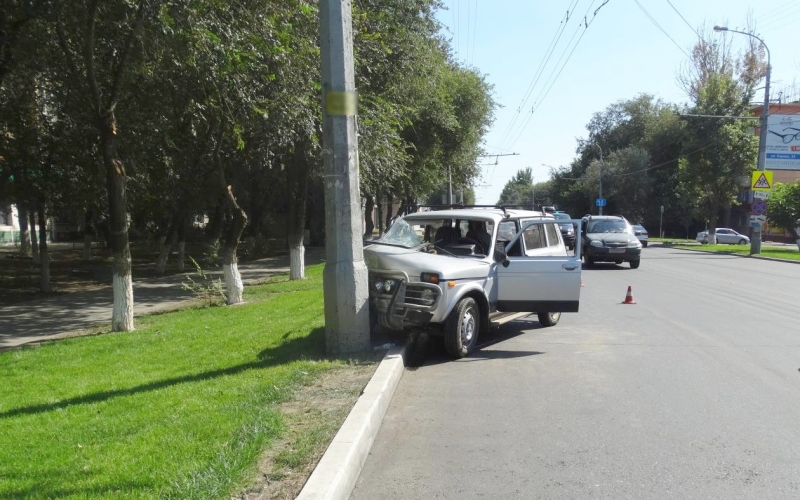 В Астрахани "Нива" протаранила столб: водителю стало плохо в пути