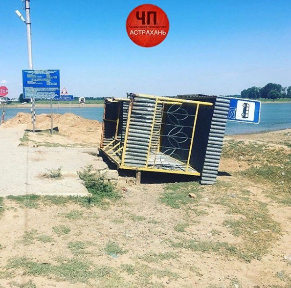 Под Астраханью остановка так устала, что решила прилечь