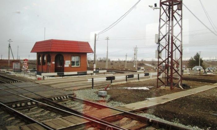 На севере Астраханской области на несколько часов ограничат автодвижение через железнодорожный переезд