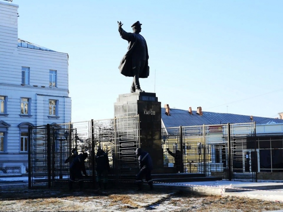 Зачем в Астрахани памятник Кирову обнесли забором