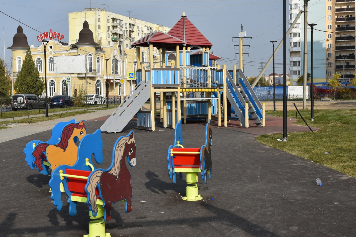 Почти 40 детских площадок в Астрахани оказались бесхозными