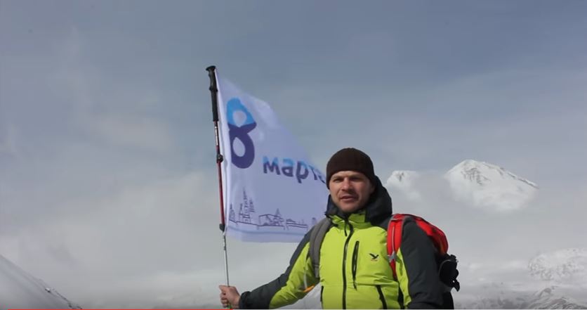 Астраханские мужчины креативят: флаг "8 марта" на горе и на дне моря