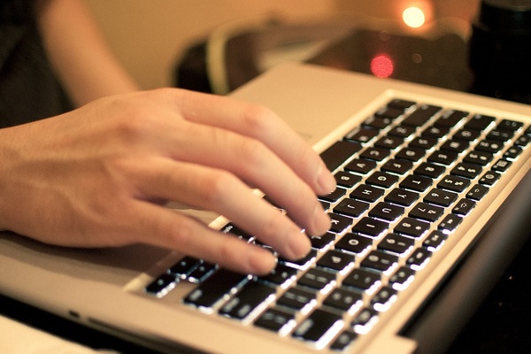 Астраханец, оставлявший экстремистские комментарии в интернете, заплатит 100 тысяч