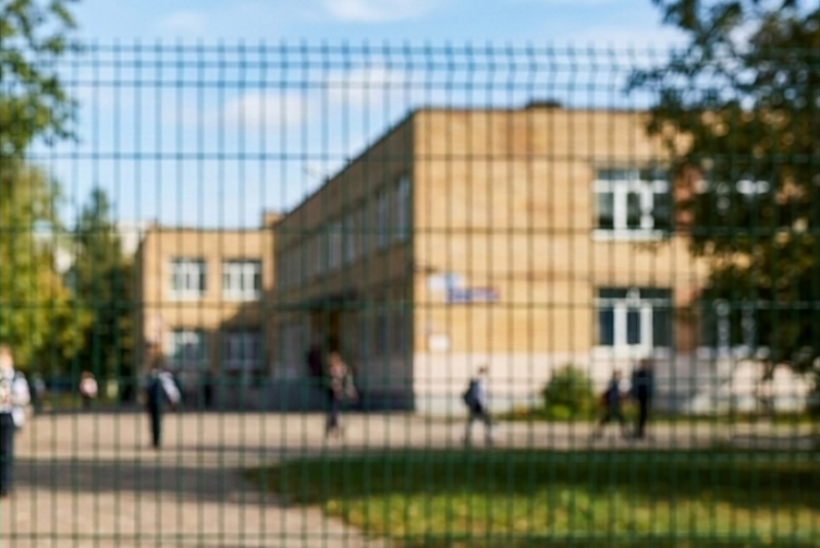 Школьный забор подвел астраханского подрядчика под две уголовные статьи о мошенничестве
