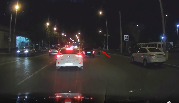 Астраханцы обсуждают тревожные кадры на Боевой, где пешехода едва не сбивает иномарка