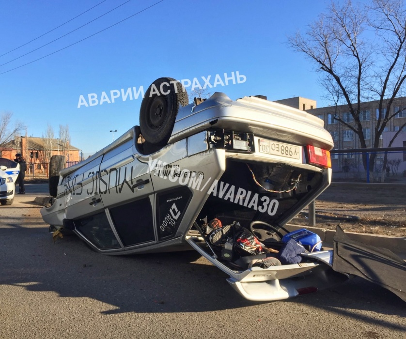 В Астрахани перевернулся ВАЗ 2114 с рулем в багажнике