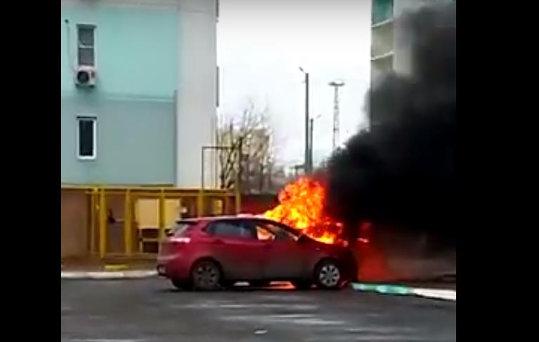 Эксклюзивные кадры крупного утреннего автопожара в Астрахани