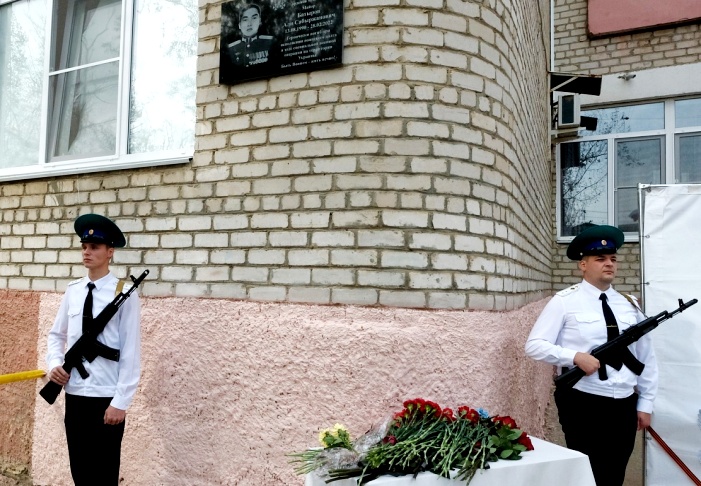 В астраханском райцентре открыли мемориальную доску в честь воина, погибшего на спецоперации в Украине