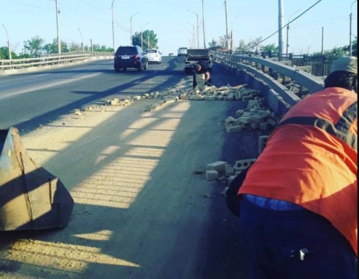В Астрахани ищут водителя, разбросавшего кирпичи на Царевском мосту