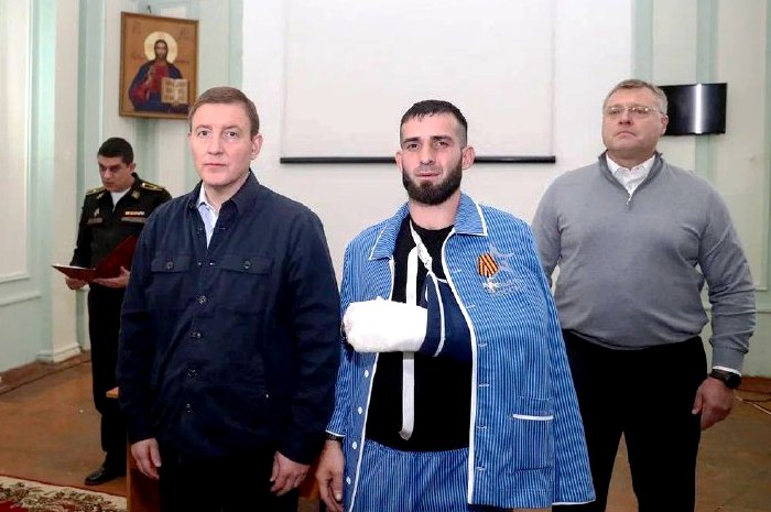 В Астрахани Андрей Турчак и Игорь Бабушкин вручили награды раненым бойцам спецоперации