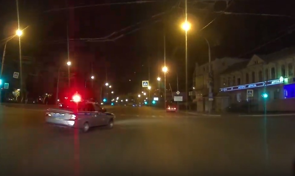 В Астрахани на видео попала моментальная карма, настигшая водителя