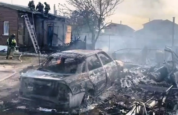 В Астрахани загоревшаяся машина подожгла двухэтажный дом