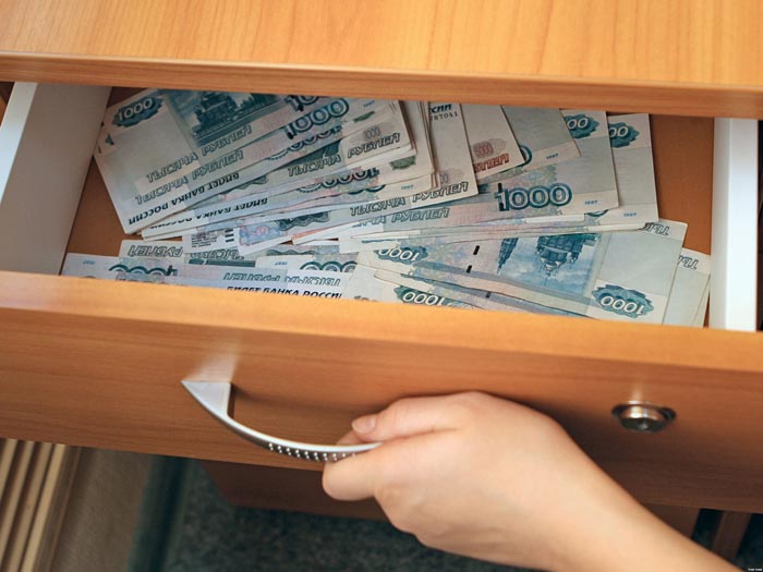 В Астраханской области чиновница забрала часть премий сотрудников