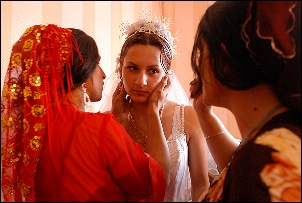 В Астраханской области невеста выпрыгнула из машины на полном ходу