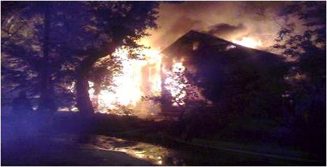 В Астрахани горел многоквартирный дом – погибла женщина