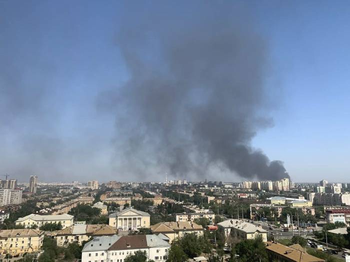 В Астрахани горят 12 машин: видео ЧП