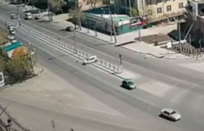 В Астрахани женщина-водитель сделала разворот на 360 градусов и снесла ограждение