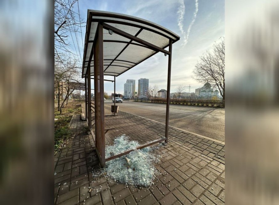 В Астрахани вандалы вдребезги разбили новую остановку