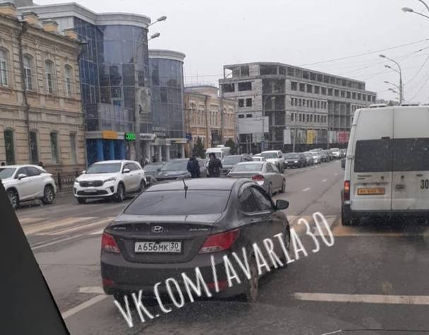 В центре Астрахани парень кубарем перелетел через машину и остался жив: жуткие кадры ДТП