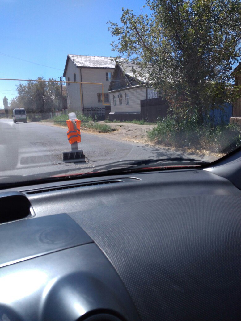 В Астрахани посреди дороги поставили "памятник" плохому асфальту 