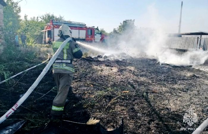 Вчера под Астраханью почти шесть часов горел дачный массив