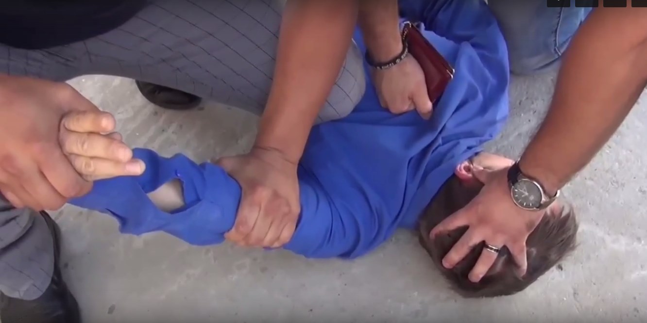 В Астрахани задержали безработного, прикинувшегося полицейским и выманившего более миллиона рублей