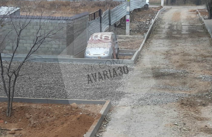 Замуровали, демоны: в Астрахани при ремонте тротуара заперли бордюрами машину