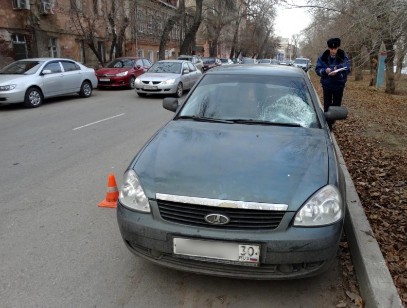В Астрахани дворник попал под машину