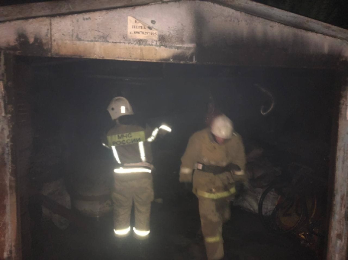 В Астрахани сгорели два гаража