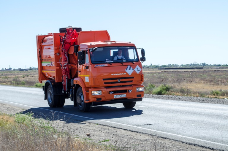 В Астрахань прибыла очередная партия новой коммунальной техники
