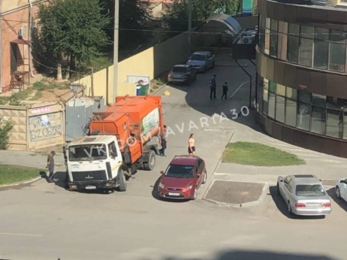 В Астрахани мусоровоз провалился в дорожный портал