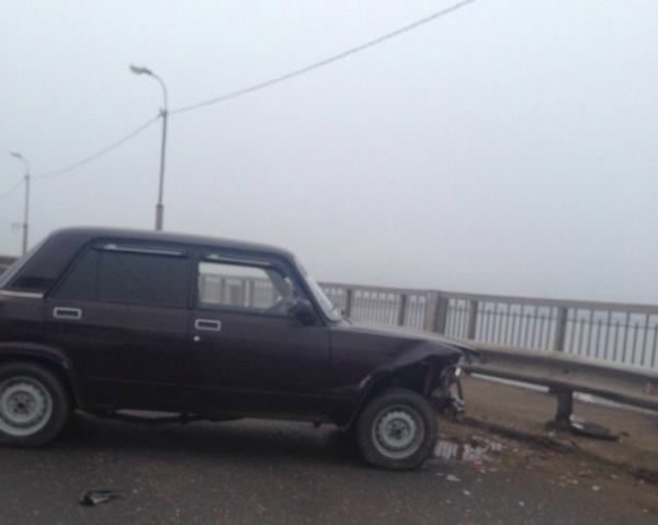 Странная авария на Старом мосту в Астрахани. Фото