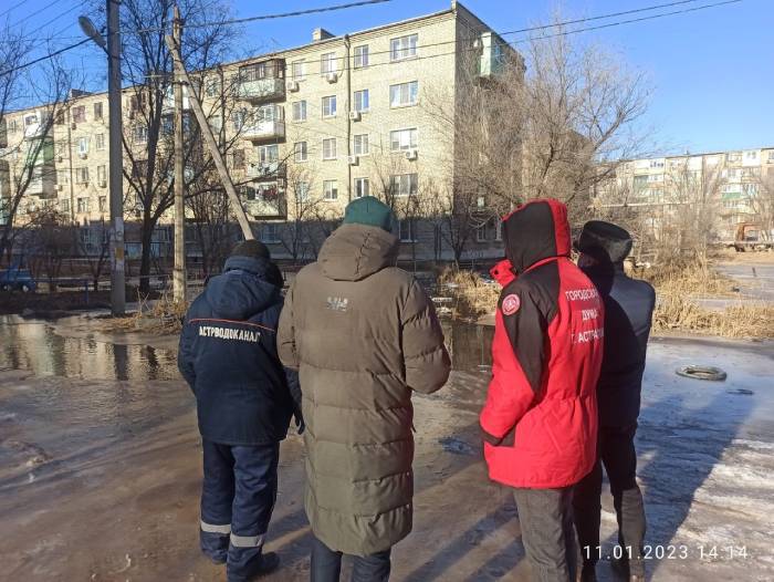Кому - каникулы, кому – аврал: как микрорайон Астрахани спасали от канализационной катастрофы