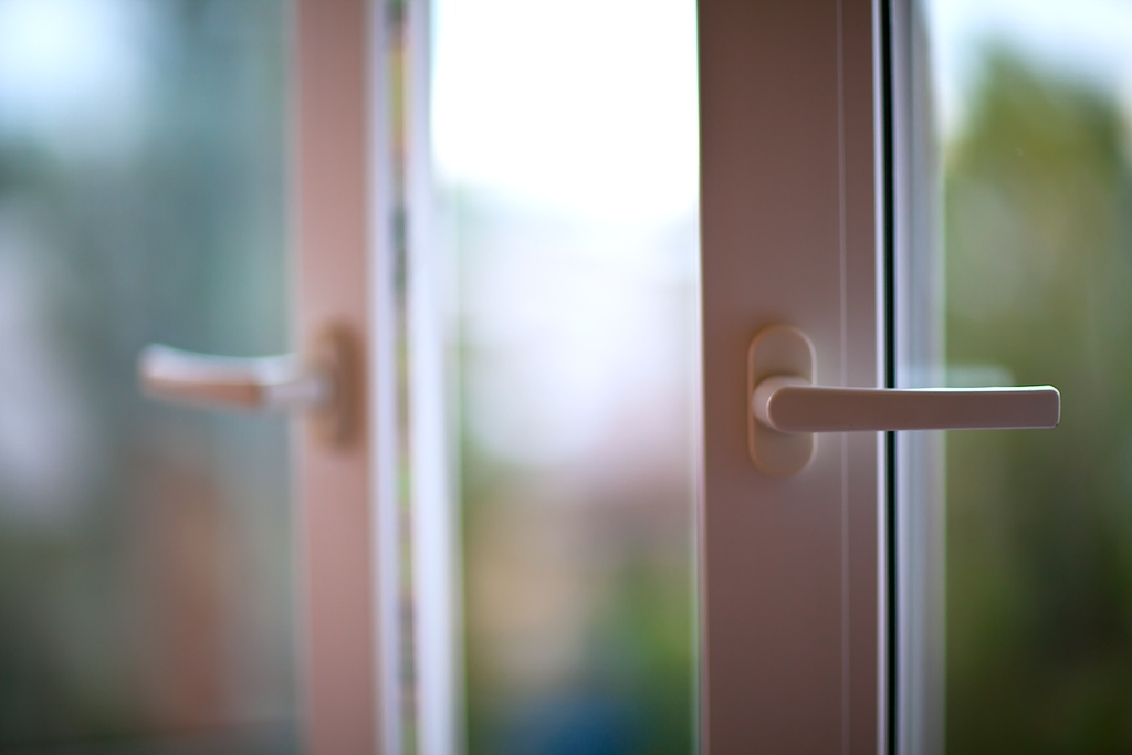 В Астрахани из окна выпала 14-летняя девочка